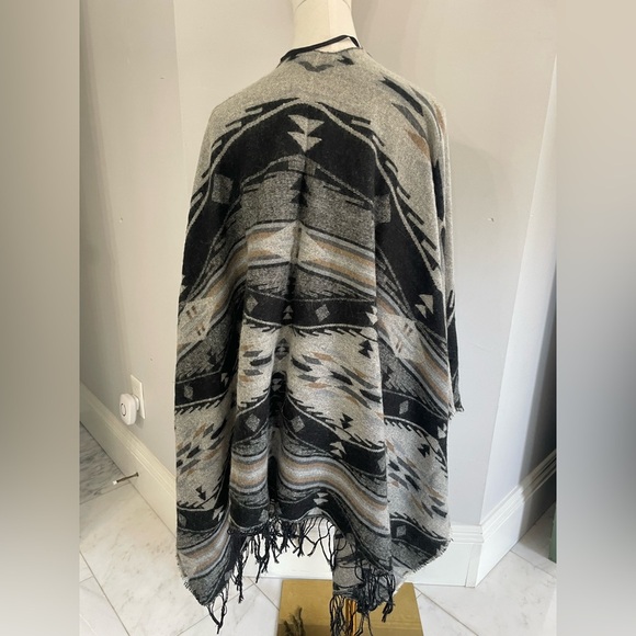 Unbranded open size black & gray southwestern pattern fringe cape poncho shawl - Picture 3 of 4